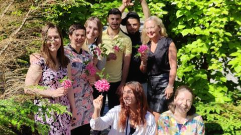 Vastaanottokeskuksen henkilökuntaa ja asiakkaita.