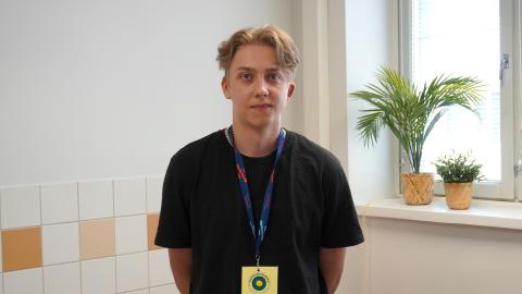 Veeti Pulkkinen Ohjaamolla, valmiina päivän työtehtäviin.