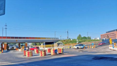 Väliaikainen liikenneympyrä Viinikankadun. Järvensivuntien ja Ratapihankadun risteyksessä.