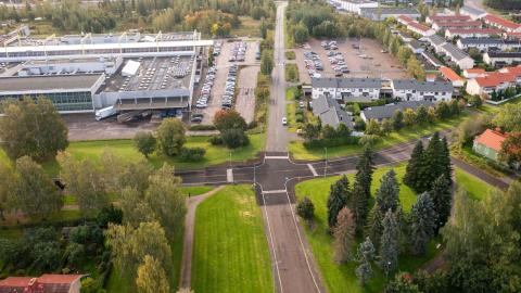 Hidaste Talvitien ja Lentokentänkadun risteyksessä.