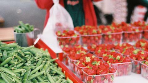 Herneitä ja mansikoita myytävänä torilla.