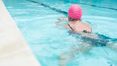 Henkilö uimassa uima-altaassa