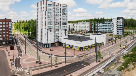 Uutta raitiotie- ja katuympäristöä Niemenrannanaukiolla.