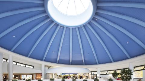 Pääkirjasto Metson kupoli ja kahvila kirjaston sisäpuolelta. 