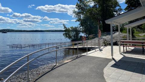 Pyynikin esteettömän uimarannan luiska ja osa rakennusta.