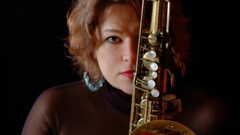 Nainen ja saksofoni.