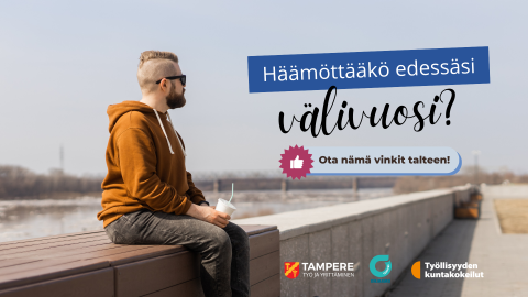 Nuori aikuinen mieshenkilö istuu joen rannalla pitkän kivikorokkeen päällä ja katsoo kauas. 