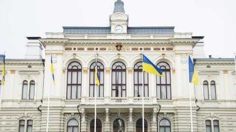 Ukrainan liput liehuvat Tampereen Raatihuoneen edustalla.