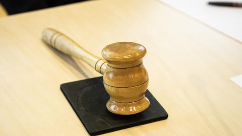 Kokousnuija pöydällä lähikuvassa.