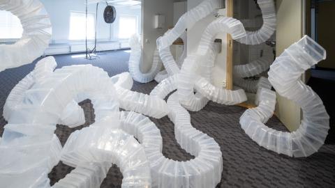 Muutos.art-taidetalon sisätilaan rakennettu taideteos nimeltä "Muovi valtaa", jossa sadoista, valkoisista muovilaatikoista rakennettu ketju näyttää valtaavan koko tilan.