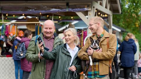Kaveriporukka ottaa puhelimella kuvaa itsestään Tampereen Tallipihalla.
