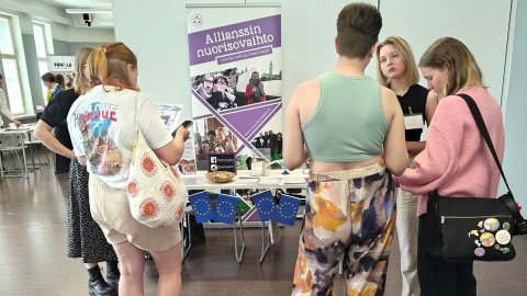 Nuoria aikuisia Allianssin nuorisovaihdon pisteellä Välivuosi edessä -tapahtumassa.
