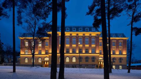 Pyynikin lukio building outside.