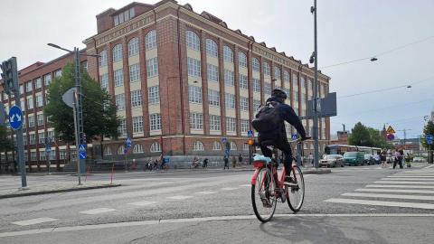 Pyöräilijä Tammelan Itsenäisyydenkadun ja Tammelan puistakadun risteyksessä.