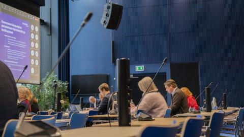 Tampereen kaupunginvaltuutettuja istuu kokoustilassa