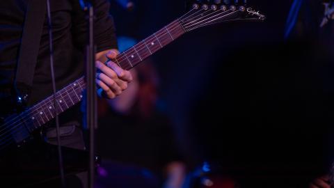 kitaran kaula ja taustalla rummut