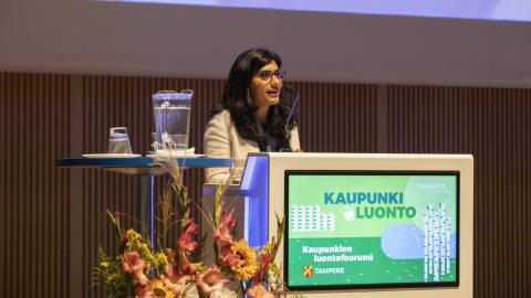 Keynote speaker at the Urban Nature Forum Akanksha Khatri giving presentation in Tampere Hall. 