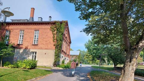 Jukola-rakennus Hatanpään arboretumissa ja kartanopuistossa.