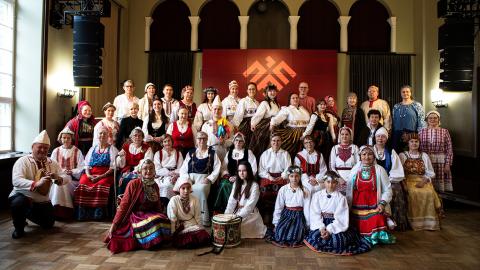 Ihmisiä suomalais-ugrilaisissa kansallispuvuissa.