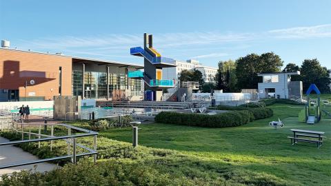 Maauimala ilta-auringossa valossa