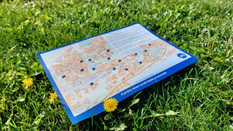 Pyöräsuunnistuskartta nurmikolla.
