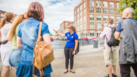 Opas esittelee Tamperetta joukolle ihmisiä.