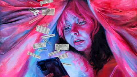 Alisa Malinin maalaus, jossa henkilö selaa puhelinta peiton alla. Puhelimen ruudulta lentää leikkeitä uutisista.