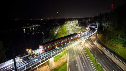 Ratikkaa hinataan koeajoihin Rosenlewin sillalla yöaikaan.