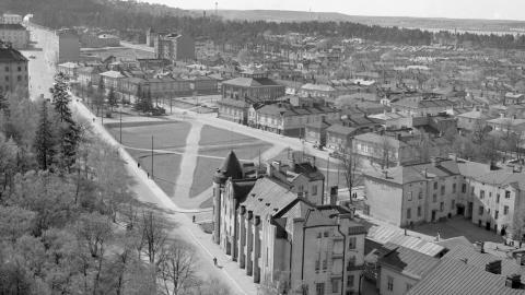 Mustavalkoisessa valokuvassa Tampereen Amuria kuvattuna ylhäältä päin vuonna 1937. Kuvassa rakennuksia ja teitä.