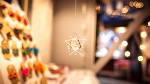 Lähikuva tähden muotoisesta joulukoristeesta Tampereen Joulutorilta. Tunnelma on lämmin ja jouluinen.