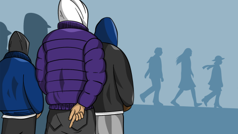 Ryhmä selin olevia nuoria henkilöitä katselee kauempana kävelevää nuorten ryhmää.