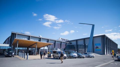 Sisäänkäynti messuhalliin 