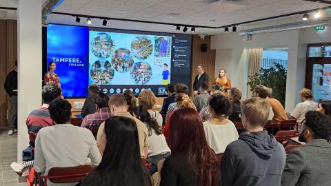 Yleisöä seuraamassa liikennehaastekisan esityksiä esitystila Siluetissa.