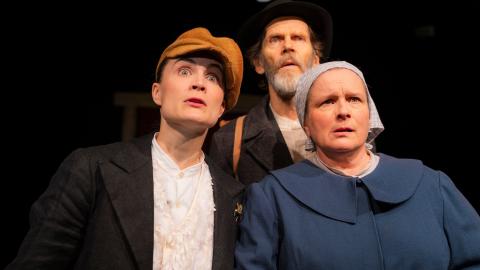 Kolme näyttelijää Rautatie-esityksestä.