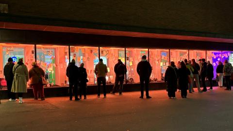 People are watching on the street an installation called &quot;Käänne&quot;, produced by KRIS-Tampere association.