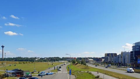 Katuja ja nurmialueita, vihreä meluvalli.