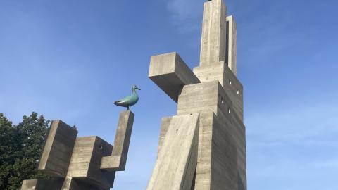 Betonisia kulmikkaita patsaita. 