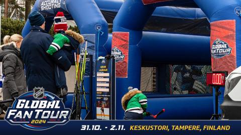 Ihmisiä testaamassa jääkiekkoaiheista lämäyspeliä.