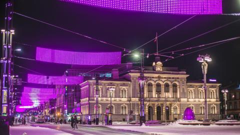 Hämeenkadun valoverhot loistavat violetteina.