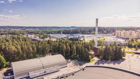 Ilmakuva Hakametsän jäähallin katon päältä katsoen koirapuiston suuntaan