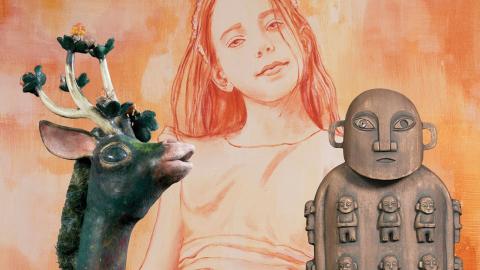 Taustalla punaisella piiretty tyttö ja sen edessä veistokset peurasta ja pyöreäkasvoisesta hahmosta.