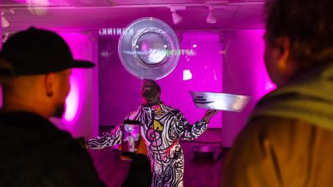 Ruudun taakse asettuu myös isoilla metalliastioilla kuvassa jongleeraava Eben Aidoo sirkusperheineen. 