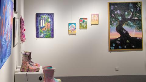 Värikkäitä näyttelyn teoksia.