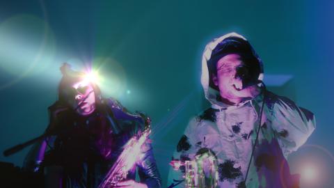 Torvisoittajat musiikin fiiliksissä.