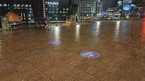 Jalkakäytävälle ja pyörätielle on heijastettu väyliä osoittavat liikennemerkit.