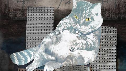 Harmaa piiretty kissa makaa harmaan maiseman päällä.