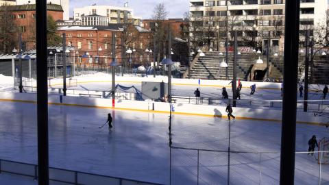 Luistelijoita Koulukadun kentän jääkiekkokaukaloissa.