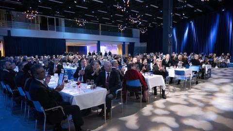 Urheilugaalan vieraita juhlapöydässä istumassa