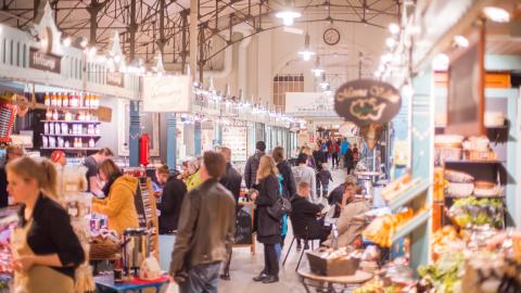 Asiakkaita ostoksilla Tampereen Kauppahallin tiloissa.