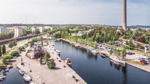 Ilmakuva Särkännimen alueesta ja taustalla näkyy Näsinneula, Näsijärven lahti, veneitä ja huvipuistoaluetta.